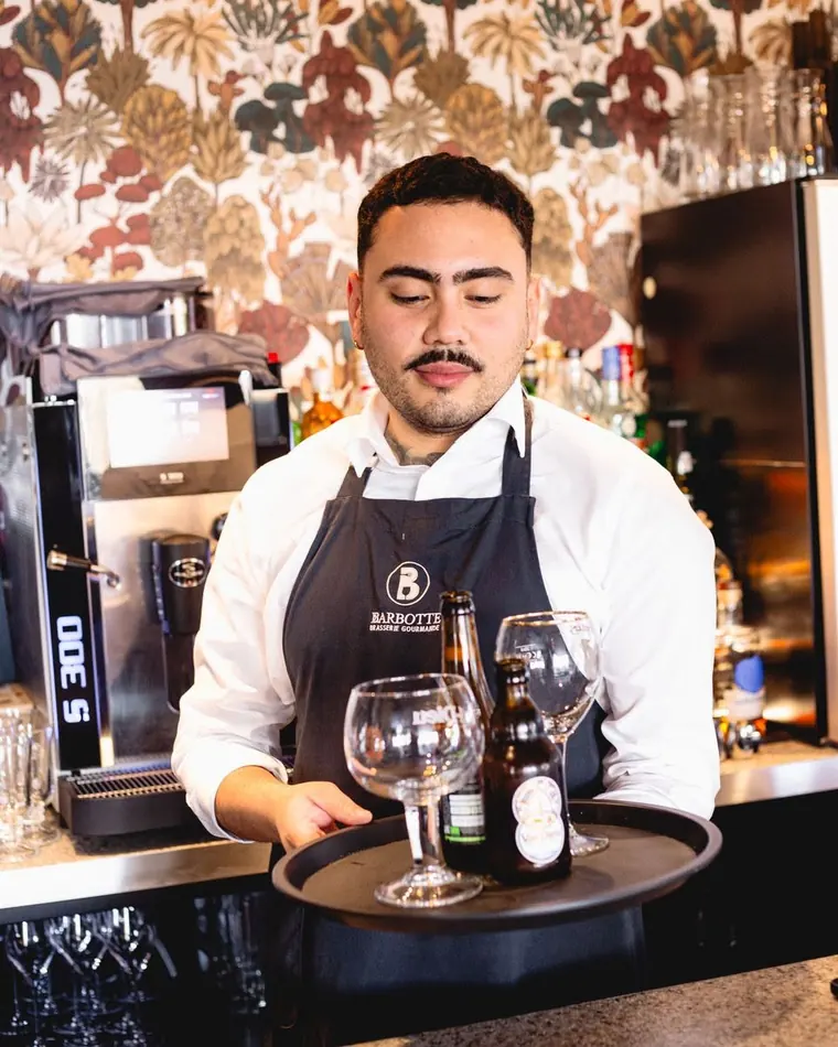 Un membre de l’équipe prépare un plateau au bar