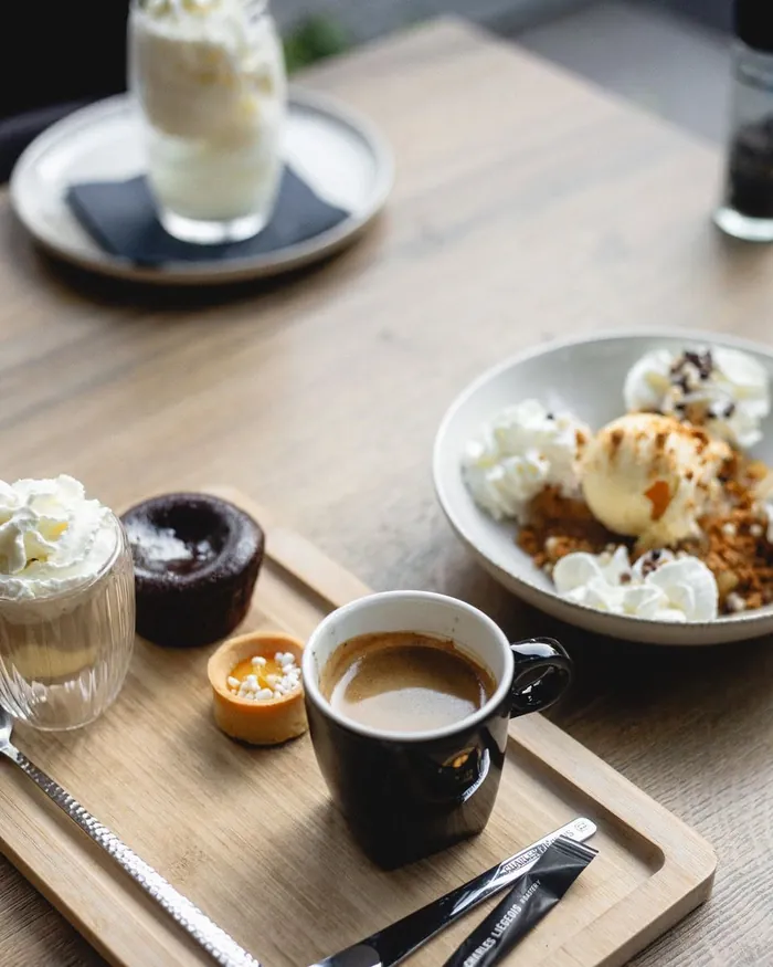 Café gourmand : expresso et trois mignardises sur planche