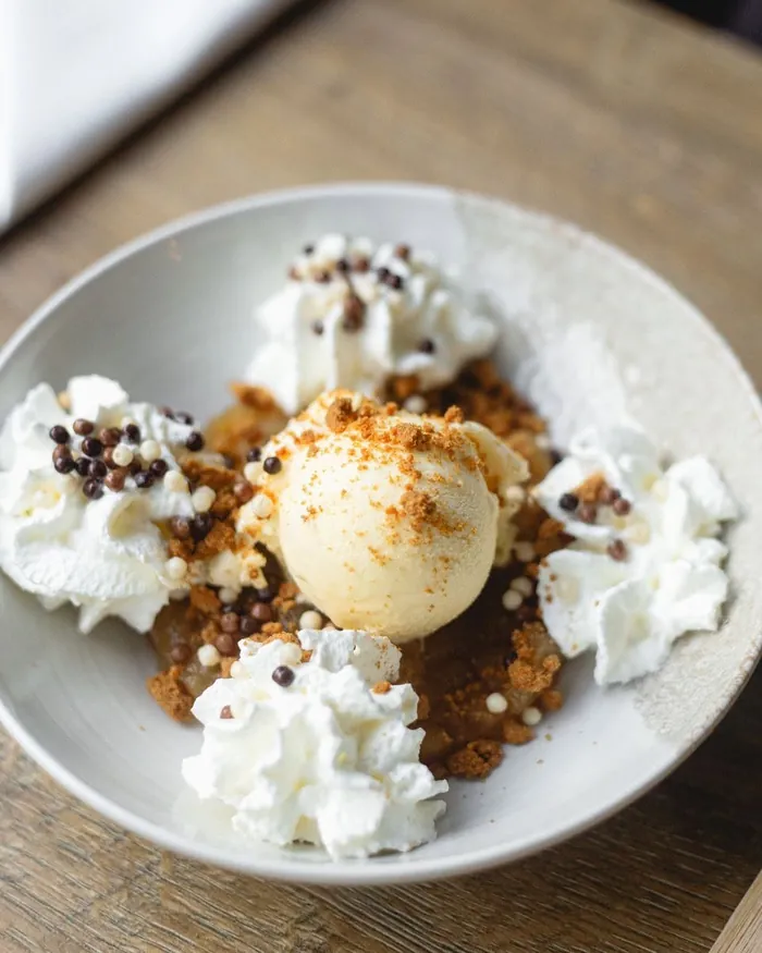 Glace vanille sur crumble, éclats de chocolat et chantilly