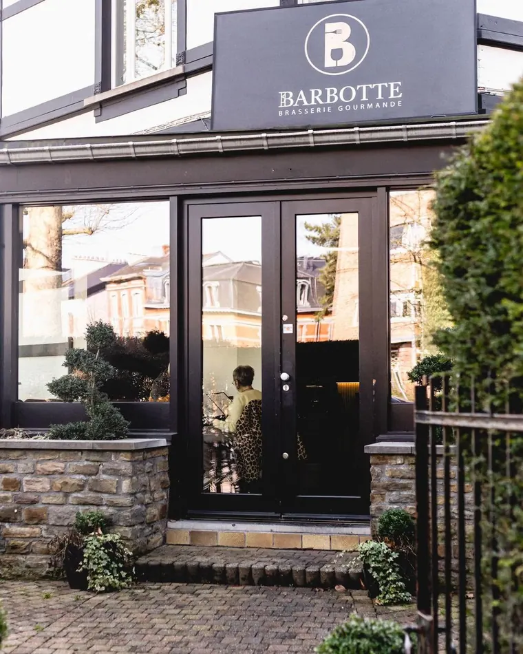 Façade du restaurant et enseigne Barbotte, rue du Parc
