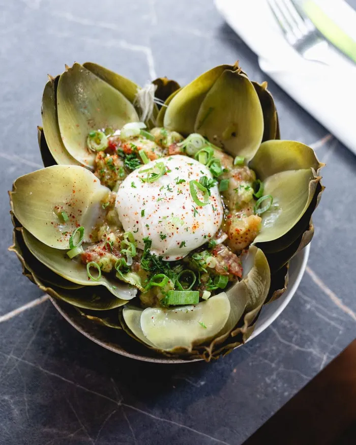 Artichaut farci, burrata crémeuse et légumes taillés