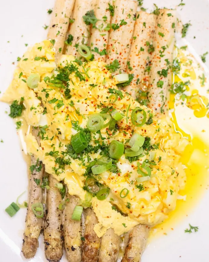 Asperges blanches nappées de sauce à l’œuf et fines herbes