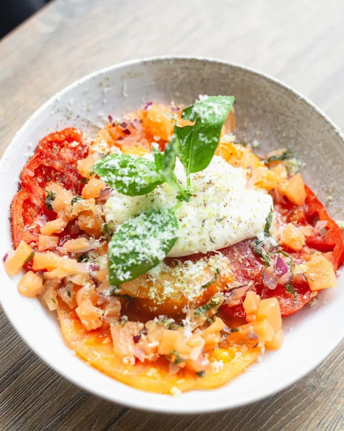 Carpaccio de tomates multicolores, burrata et basilic