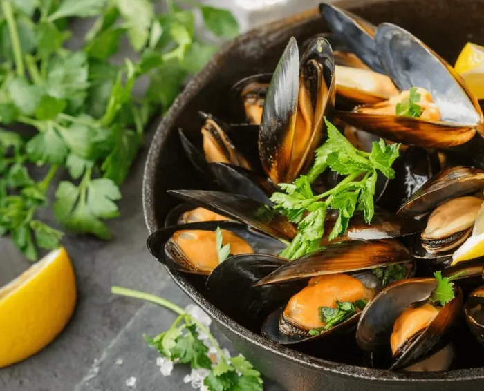 Casserole de moules ouvertes, persil et citron