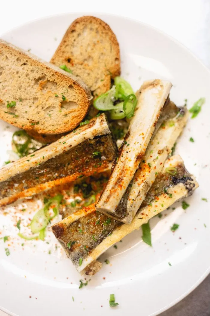 Os à la moelle rôtis, persillade et pain grillé