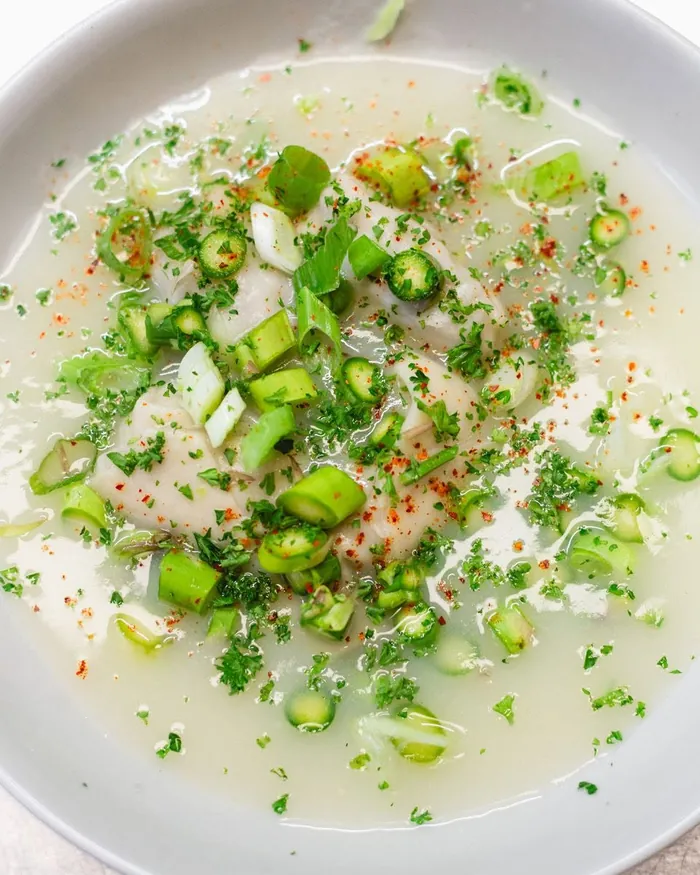 Ravioles dans un bouillon clair, asperges vertes et herbes