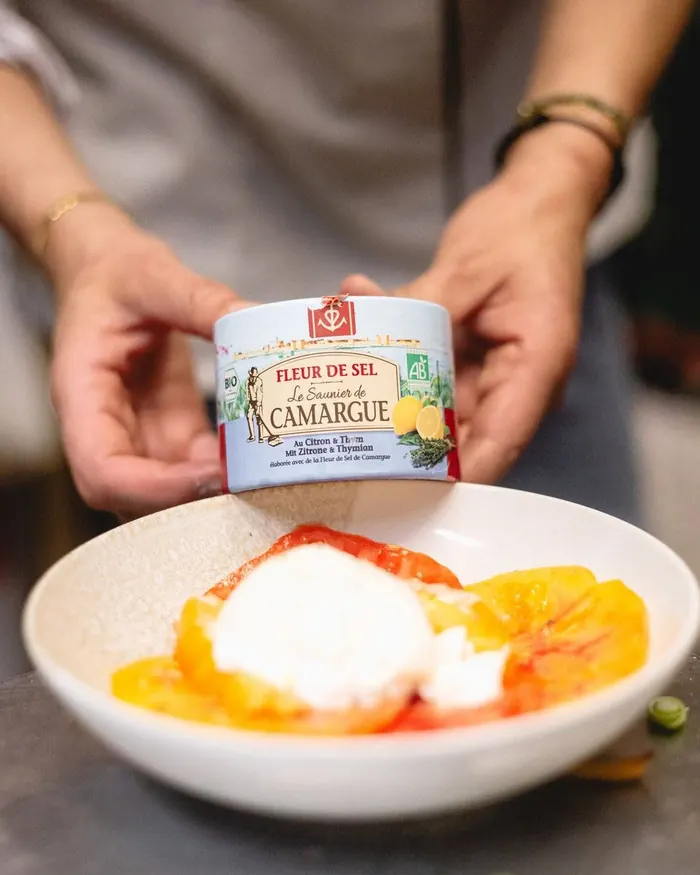 Fleur de sel de Camargue au-dessus d’une burrata et de tomates